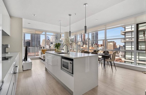 Victoria Park Condominio | DT Luxury: Tower View, Near Stampede! FREE Banff Pass, Parking, Wine!