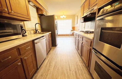 East Memphis Casa | Dual 9BR Memphis Getaway+Games+Backyard+PrimeLoc