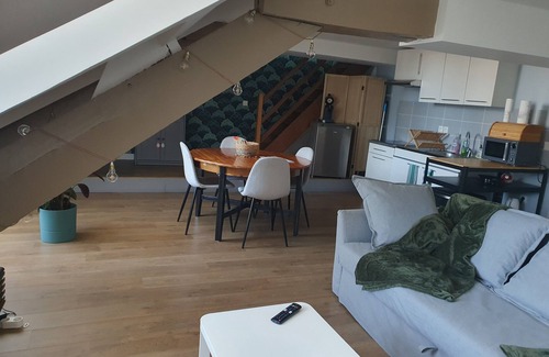 Sedan Apartamento | Duplex apartment classified 2 stars.