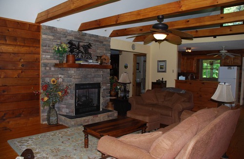 Cedar Mountain Cabina | Dupont, cascada, Wifi, patio cercado, Se admiten mascotas, 40 acres