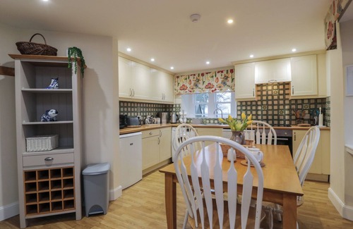 Glenisla Cabaña | EAGLE GLEN COTTAGE, romantic, with open fire in Coupar Angus