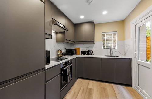 Tottenham Casa | Earthly Comforts, 3 BD Escape - Sleeps 8!