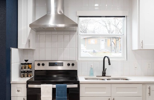 MLK Casa | East Austin Bungalow w Backyard Near Golf Course