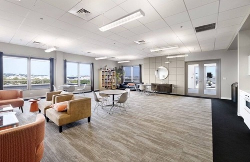 Jeffries Point Condominio | East Boston's Gem: Bright, Spacious 3BR Loft - Huge Windows & Pet-Friendly!