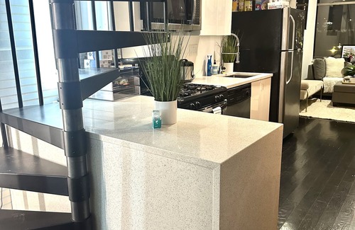 Jeffries Point Condominio | East Boston's Gem: Bright, Spacious 3BR Loft - Huge Windows & Pet-Friendly!