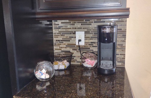 Baytown Casa | Easy access to I-10