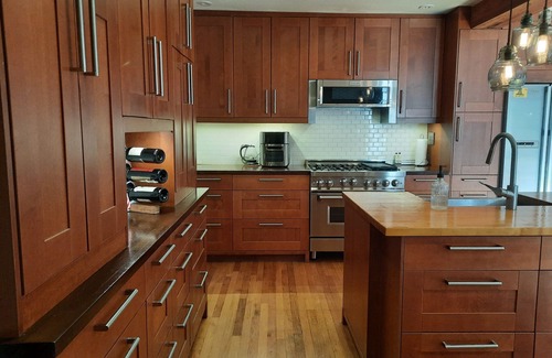 White Plains Casa | Easy train ride to Grand Central NYC - traditional tudor in gorgeous location