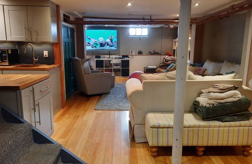 White Plains Casa | Easy train ride to Grand Central NYC - traditional tudor in gorgeous location