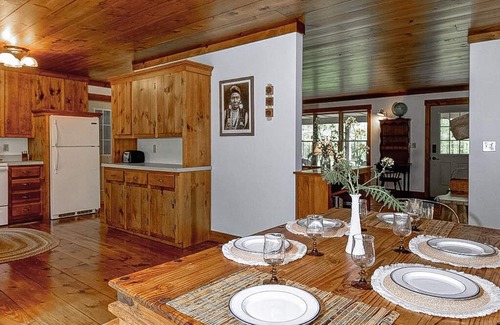 Portersville Cabina | Eco-Conscious Forest & Flowers Retreat Near McConnell's Mill State Park