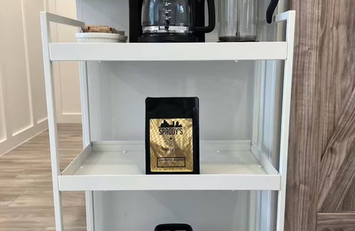 Bearss Plaza Cabaña | Eco-Friendly Charming Tampa Cottage - Full Kitchen, Parking, Wifi