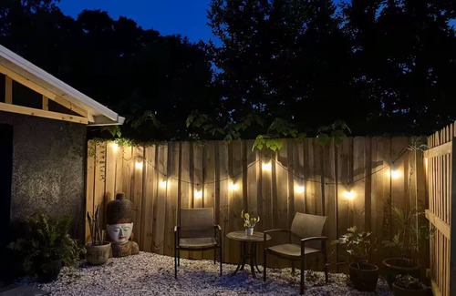 Bearss Plaza Cabaña | Eco-Friendly Charming Tampa Cottage - Full Kitchen, Parking, Wifi