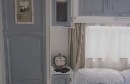 Yatova Casa | Camping de lujo de refugio ecológico de montaña en caravana vintage.