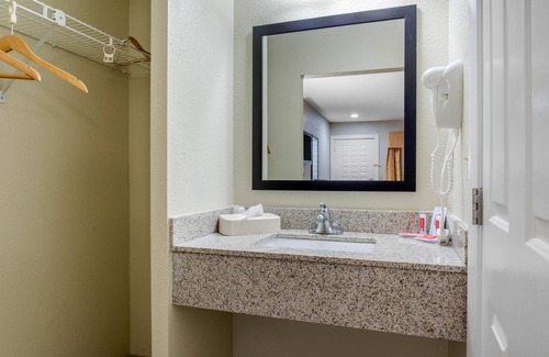 Freeport Hotel | Econo Lodge Freeport - Brunswick Area