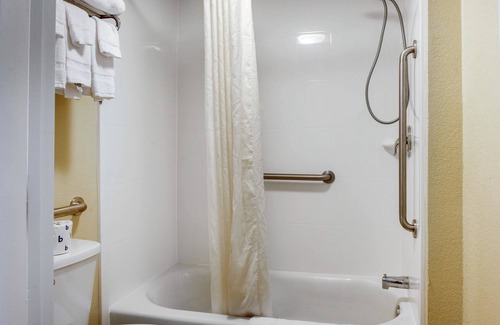 Freeport Hotel | Econo Lodge Freeport - Brunswick Area