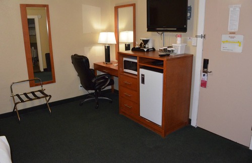 Medicine Hat Hotel | Econo Lodge Inn & Suites