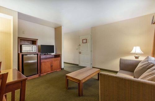 La Sierra Hotel | Econo Lodge Inn & Suites Riverside - Corona