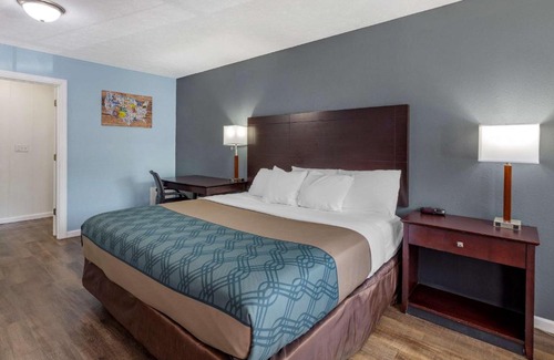 Sandusky South Hotel | Econo Lodge Inn & Suites Sandusky South