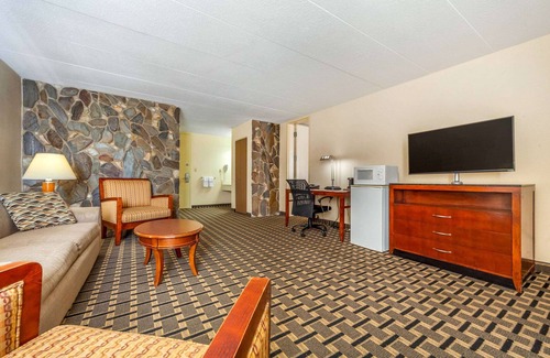 Brookings Hotel | Econo Lodge Inn & Suites
