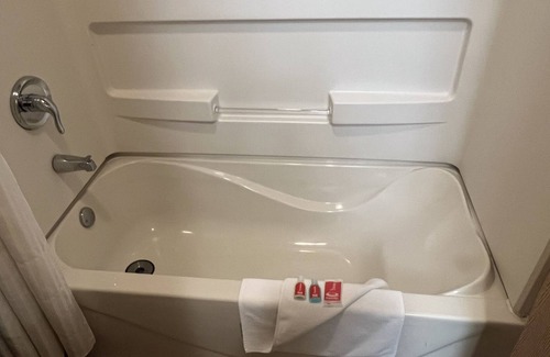 Walnut Hotel | Econo Lodge Inn & Suites