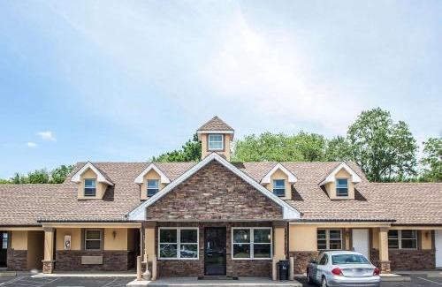 Newton Cabina | Econo Lodge