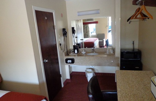 Warren Hotel | Economy Inn Express Warren