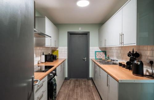 Upper Edmonton Casa | EDMONTON - 4 bedrooms, Sleeps 8, 3 bathroom Contractor Base