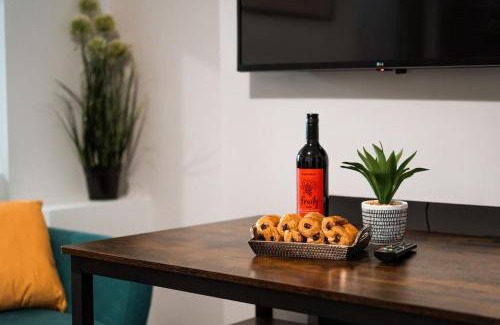 Upper Edmonton Casa | EDMONTON - 4 bedrooms, Sleeps 8, 3 bathroom Contractor Base