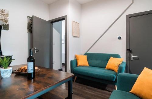 Upper Edmonton Casa | EDMONTON - 4 bedrooms, Sleeps 8, 3 bathroom Contractor Base