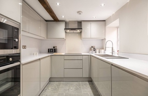 Malmesbury Cabaña | Eilmers Cottage - Beautiful 4BD in Malmesbury