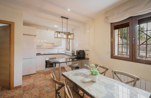 Villanueva de Avila Casa | El Encanto del Alberche, 'Casa 6' con vistas a la montaña, piscina compartida y Wi-Fi