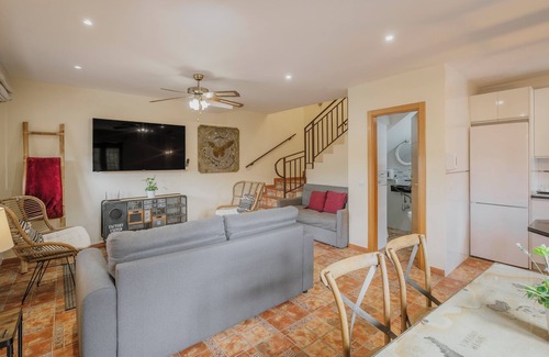 Villanueva de Avila Casa | El Encanto del Alberche, 'Casa 6' con vistas a la montaña, piscina compartida y Wi-Fi