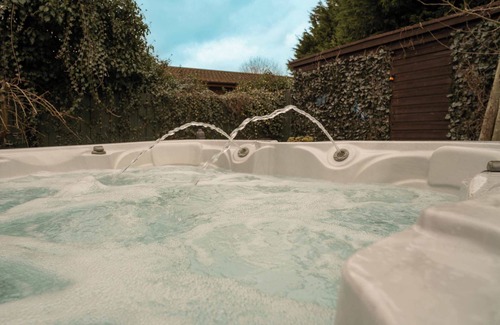 Storwood Cabina | Elcky’s Lodge – Chic Summer Escape with Hot Tub