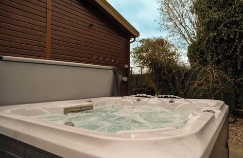 Storwood Cabina | Elcky’s Lodge – Chic Summer Escape with Hot Tub