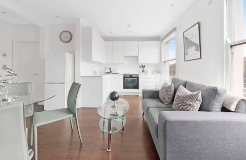 Highbury West Apartamento | Elegant 2 BD | Terrace | Arsenal Tube 5' walk