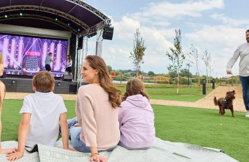 Great Houghton Casa | Elegant 2 Bed 1 and Half Bath Caravan in Holiday Resort Village