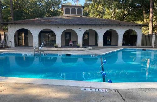 Palmetto Dunes Apartamento | Elegant 2-bedroom pet-friendly villa w 2 parking spaces