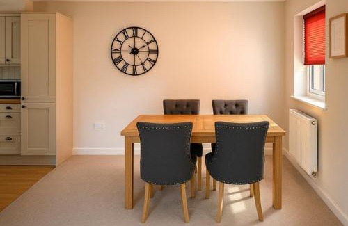 Thirsk Casa | Elegant 2BD Townhouse in Thirsk: Cozy & Stylish