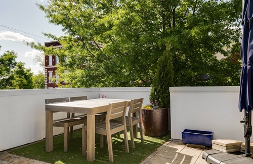 North Chesterfield Apartamento | Elegant 3-Bedroom Home with Stunning Rooftop Deck & Dining Area