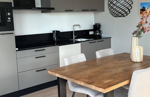 Lathum Casa | Elegant chalet for 4 people with 2 bathrooms, a terrace, free WiFi, and a luxury kitchen.