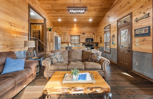 Marble Falls Cabina | NUEVA cabina con bañera de hidromasaje para 2 personas en Master, chimenea. Cerca del río búfalo