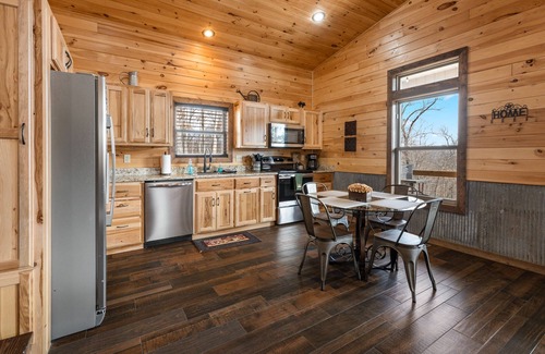 Marble Falls Cabina | NUEVA cabina con bañera de hidromasaje para 2 personas en Master, chimenea. Cerca del río búfalo