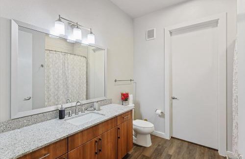 Fort Worth Apartamento | Elegant Downtown 1BD Condo with Pool & Gym