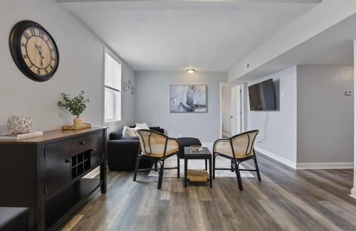 Oak Park Apartamento | Elegant & Elevated 4BD 2 BA