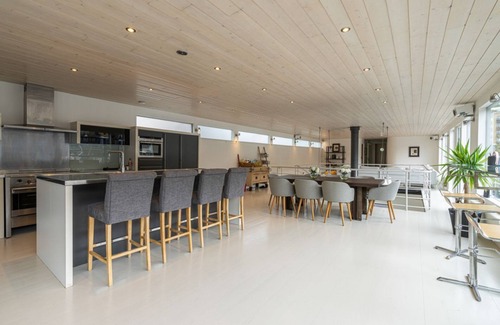 Tower Hill Alquiler De Eote | Charming houseboat featuring a sauna