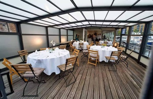 Tower Hill Alquiler De Eote | Charming houseboat featuring a sauna