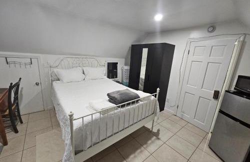 North Side Apartamento | Elegant, independent space.