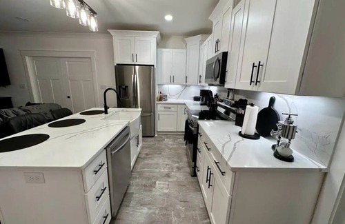 Jersey Condominio | Elegant Lakefront Suite just 7 miles from Mystic Grill!