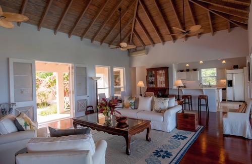 Barnes Ghaut Villa | Elegante y espaciosa villa moderna con piscina infinita y vistas impresionantes. Duerme 8-10