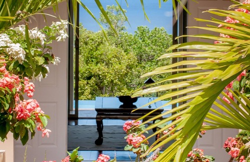 Barnes Ghaut Villa | Elegante y espaciosa villa moderna con piscina infinita y vistas impresionantes. Duerme 8-10