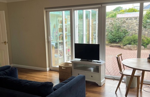 Saint Andrew Apartamento | Elegant studio and tranquil pool, central location.